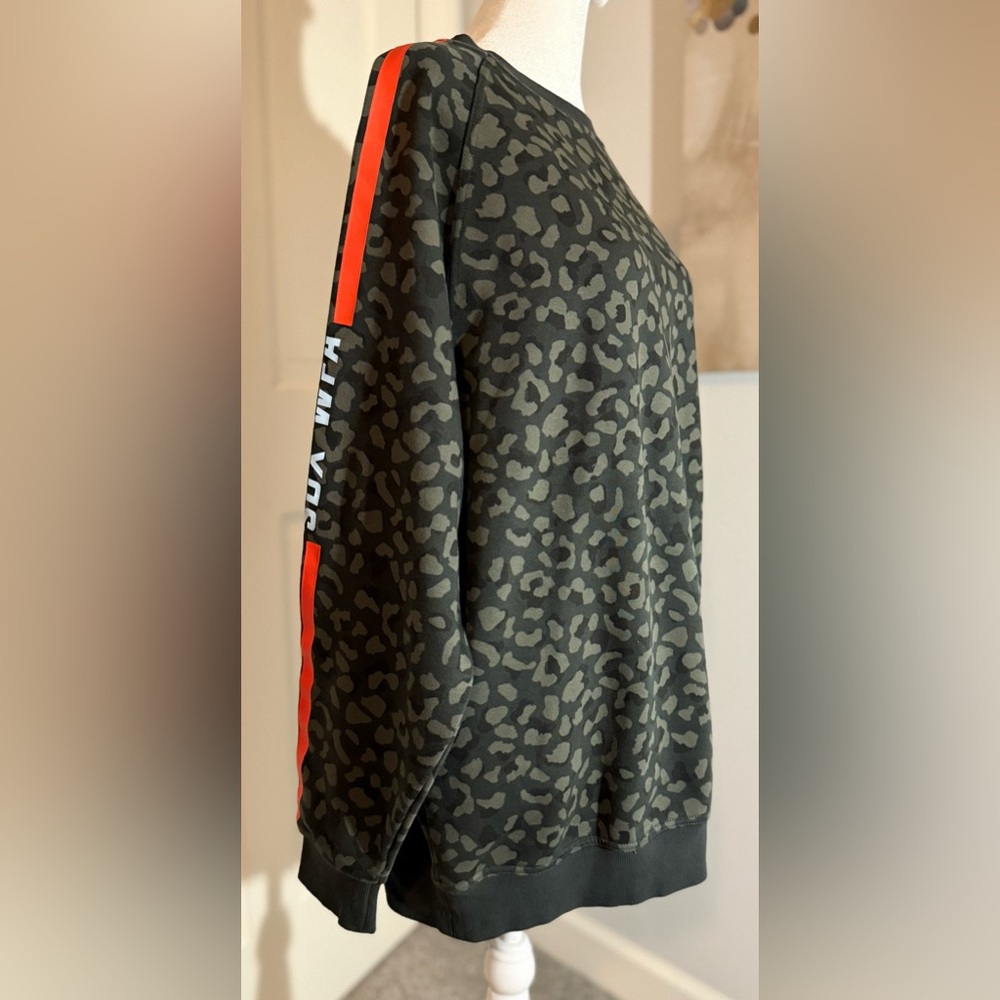 White Fox Boutique SDX WFA Oversize Animal Print Camo Sweatshirt Women’s Small